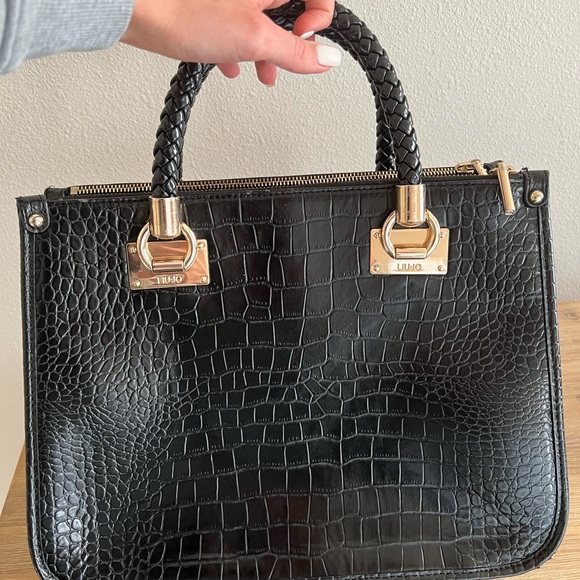 Medium size black handbag in excellent condition. - Picture 2 of 4